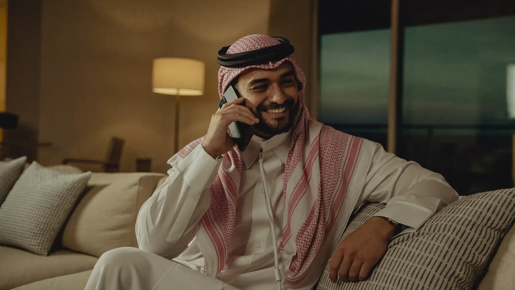 عميل يرد على مكالمة تذكير بموعده وهو في البيت