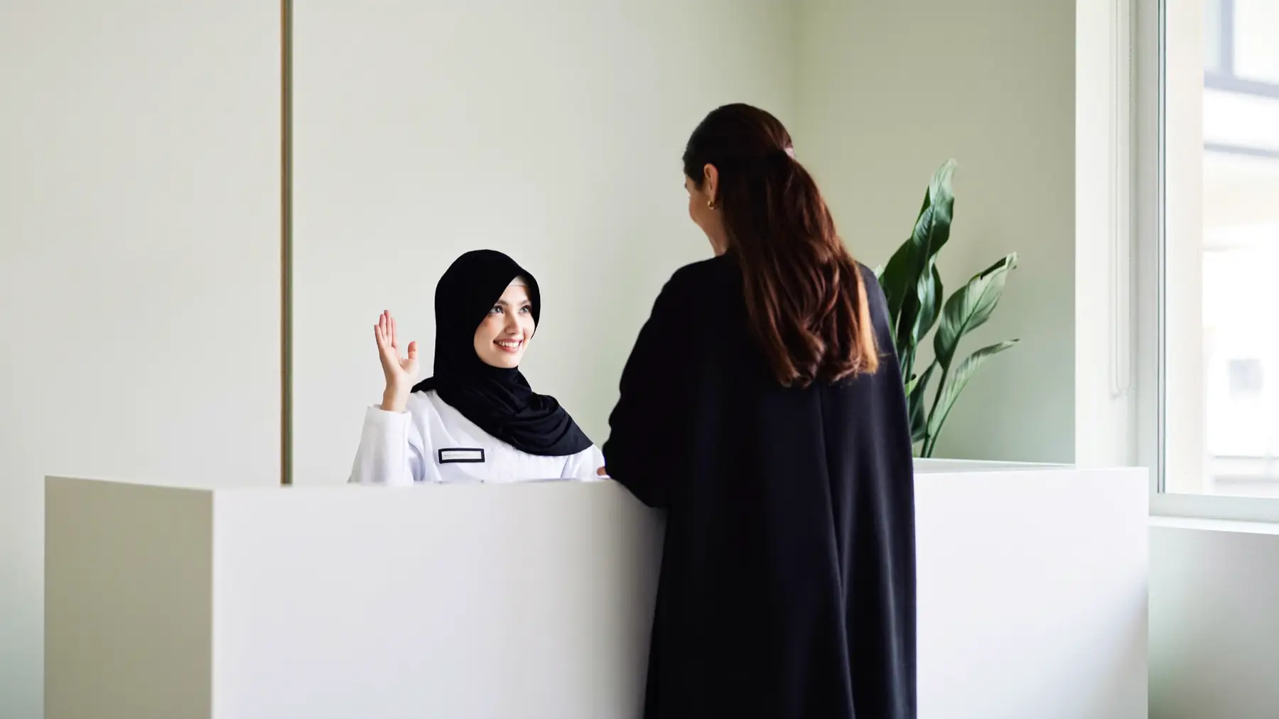 موظفة استقبال ترحّب بعميلة